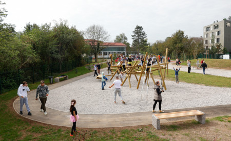 otroci uporabljajo gibalni park dečkova