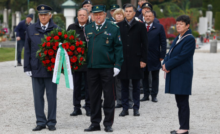 Polaganje vencev pri Kostnici, kjer župan Zoran Janković in podžupan Samo Logar izkazujeta čast z vencem rdečih vrtnic.
