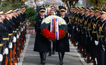 Slovesna slovesnost ob polaganju venca pri spomeniku vojne za Slovenijo, v spremstvu častne straže.
