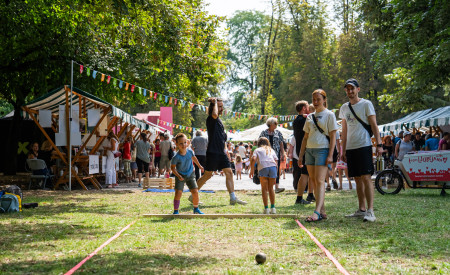Obiskovalci si ogledujejo ponudbo na stojnicah Festivala zdravja
