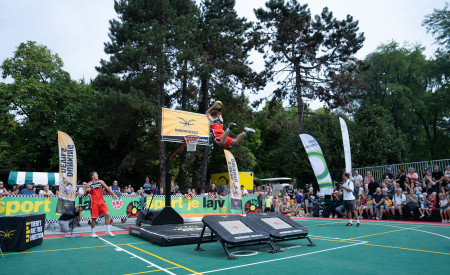 Obiskovalci gledajo akrobatsko točko Dunking Devils