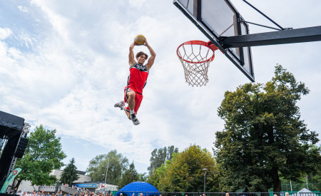 Obiskovalci gledajo akrobatsko točko Dunking Devils