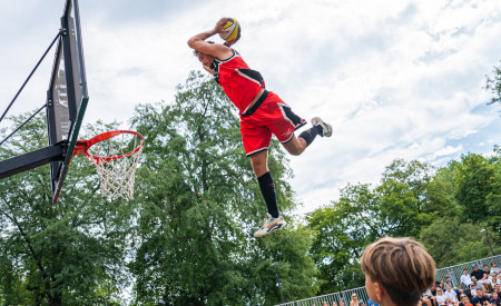 Obiskovalci gledajo akrobatsko točko Dunking Devils