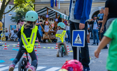 prometni poligon na krekovem trgu, dva otroka na poganjalčkih