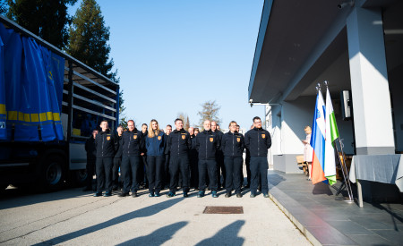 postrojena četa ob vozilu