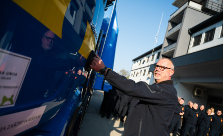 moški drži kljuko tovornega vozila 