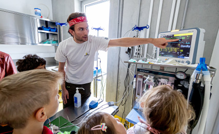 Veterinar razlaga otrokom, kako gledati srčni utrip živali