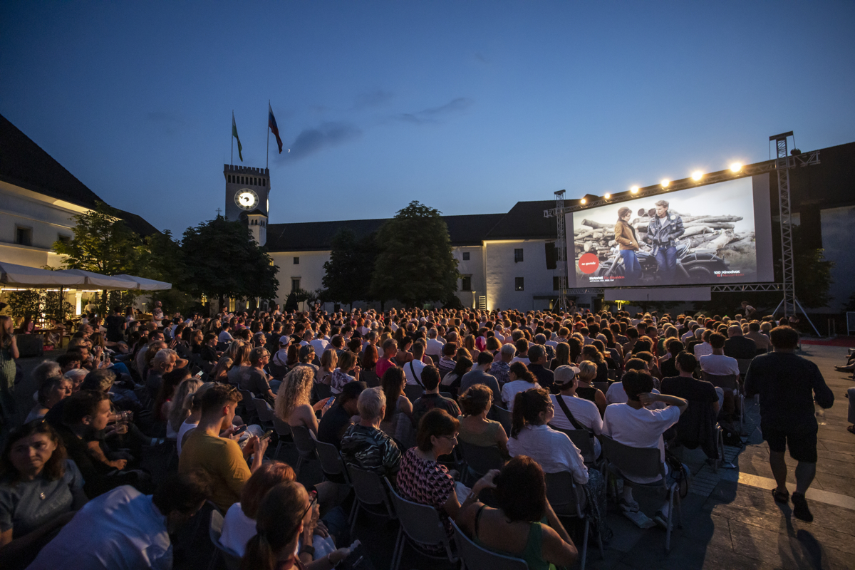 Film pod zvezdami - na grajskem dvorišču obiskovalci gledajo film