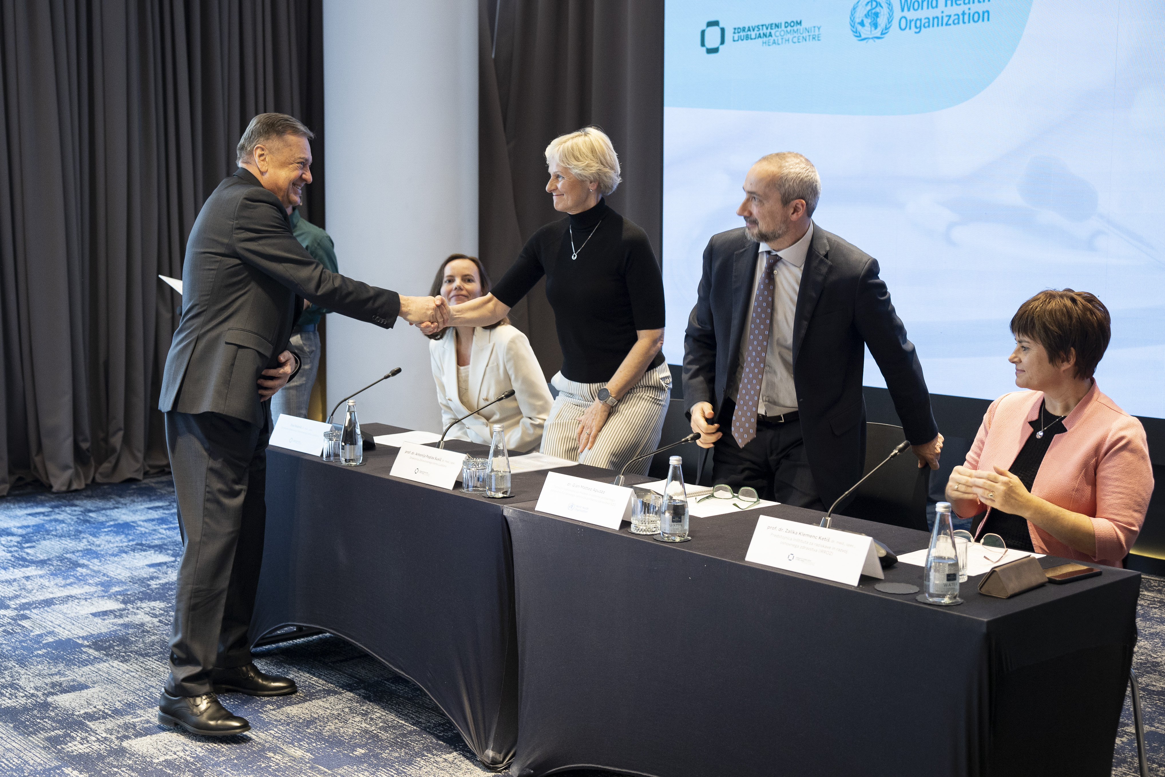 Ob prejemu priznanja je direktorici Zdravstvenega doma Antoniji Poplas Susič čestital župan Zoran Janković, foto: Katja Kodba