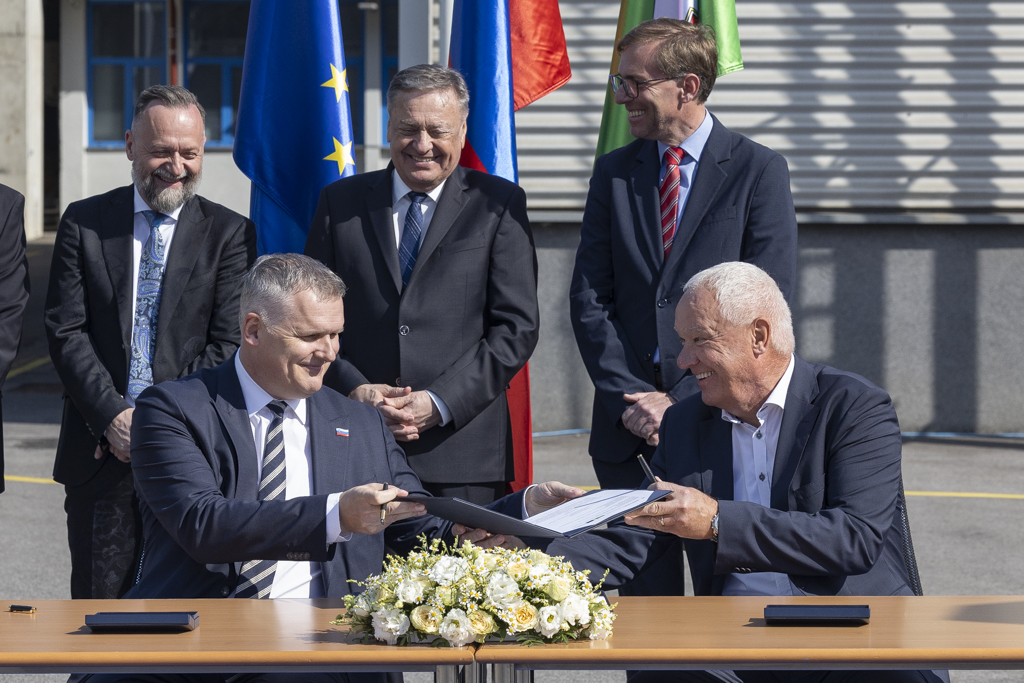 minister in direktor podpisujeta pogodbo