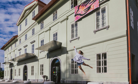 Pred Palačo Cukrarna, kjer domuje Baza, Center mladih Ljubljana, skače dekle