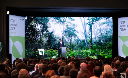 občinstvo posluša govornika na odru