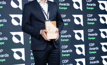 Samo Logar s priznanjem v rokah