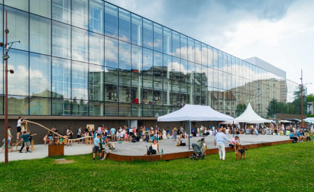 ljudje se družijo pred Centrom Rog