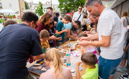 ljudje ustvarjajo ob mizi
