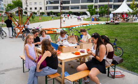 ljudje se družijo in ustvarjajo