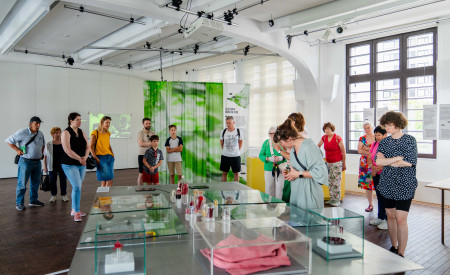 obiskovalci si ogledujejo prostore v centru Rog