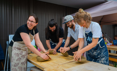 ženski in moška gnetejo glino 
