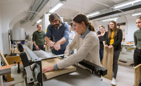 mentor udeleženki delavnice razlaga potek dela