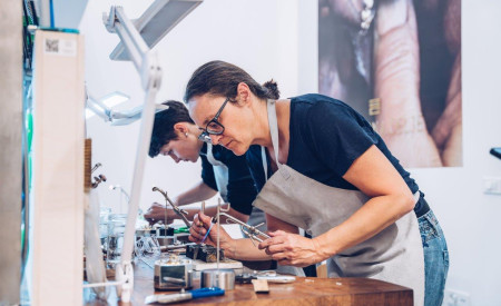 dve ženski med ustvarjanjem 