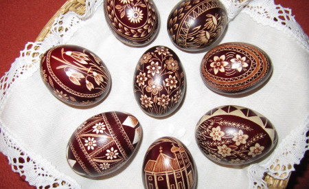 Obarvani pirhi s tehniko drsanke