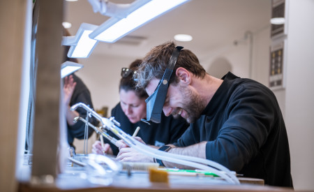 moški izdeluje nakit