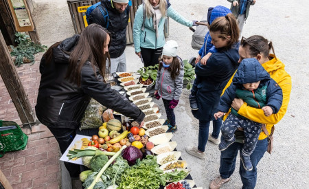 Otroci spoznavajo delo nutricionistke v ZOO Ljubljana