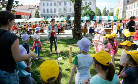 Otroci se igrajo na delavnici festivala