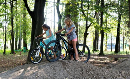 Gozdni kolesarski pumptrack v Zadobrovi foto Nejc Trampuž vir IPOP, KD prostoRož