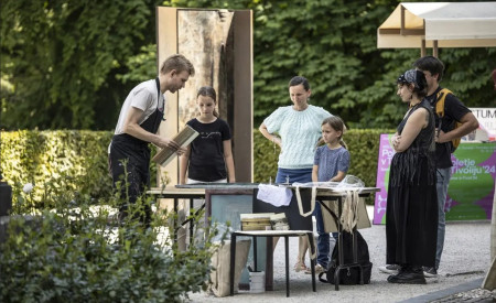 Udeleženci si na delavnici ogledujejo izdelavo grafičnih mojstrovin 