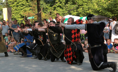 Vitezi streljajo z loki