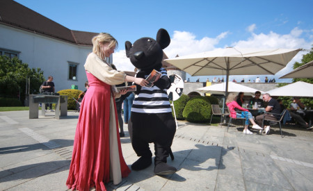 Grajska maskota Friderik v družbi grajske princese