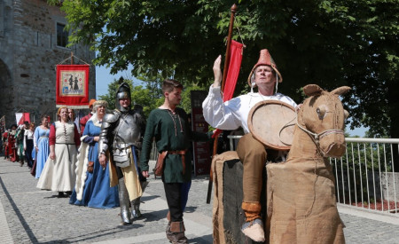 Povorka različnih srednjeveških legend, od princes, vitezov in drugih junakov