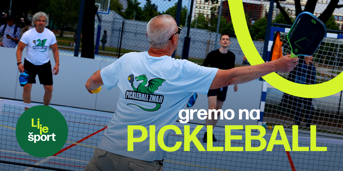 Banner tečaja prikazuje igralce pickleballa