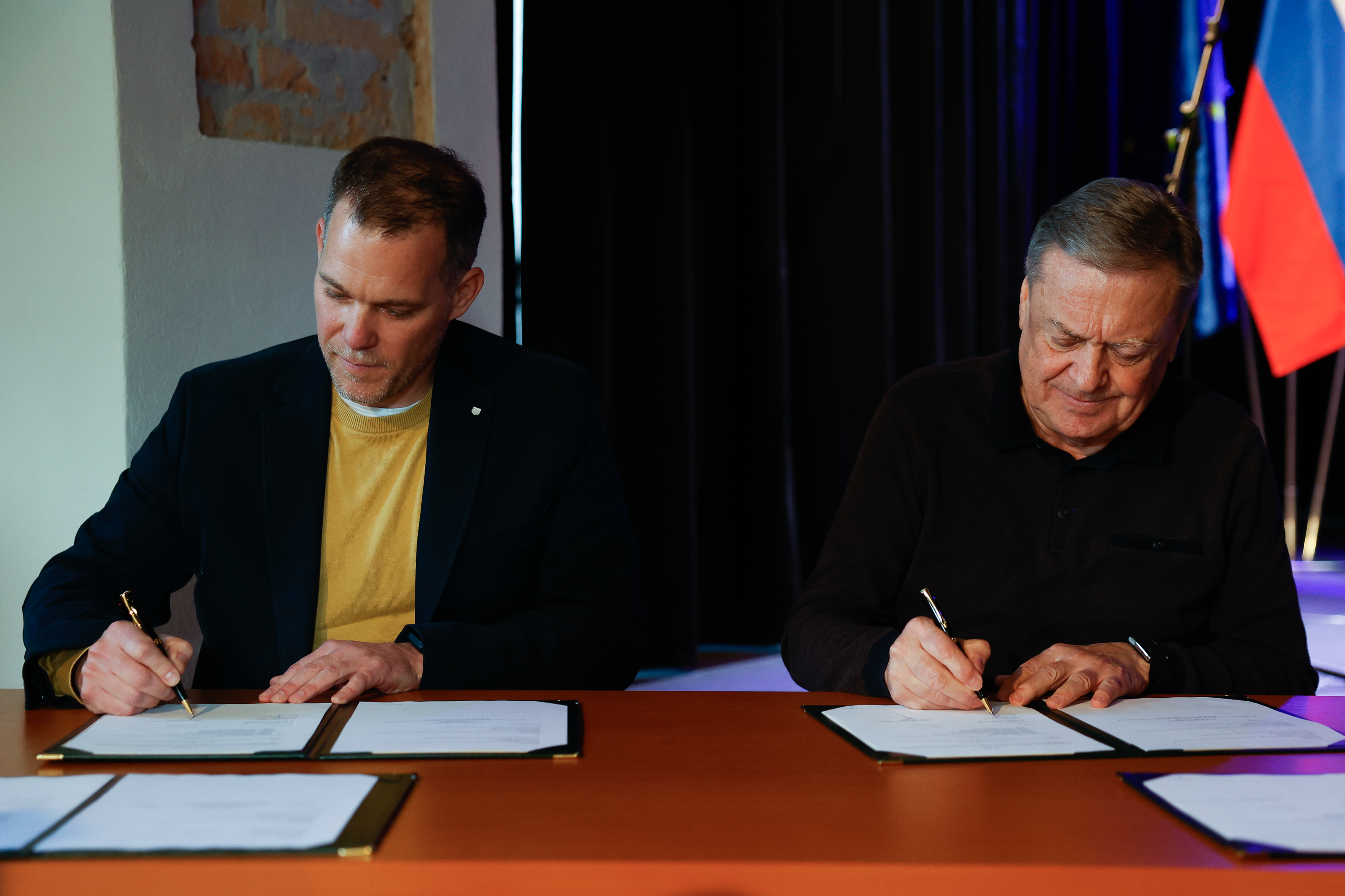 župan in direktor podpisujeta pogodbo