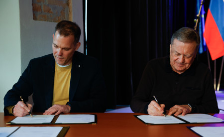 župan in direktor podpisujeta pogodbo