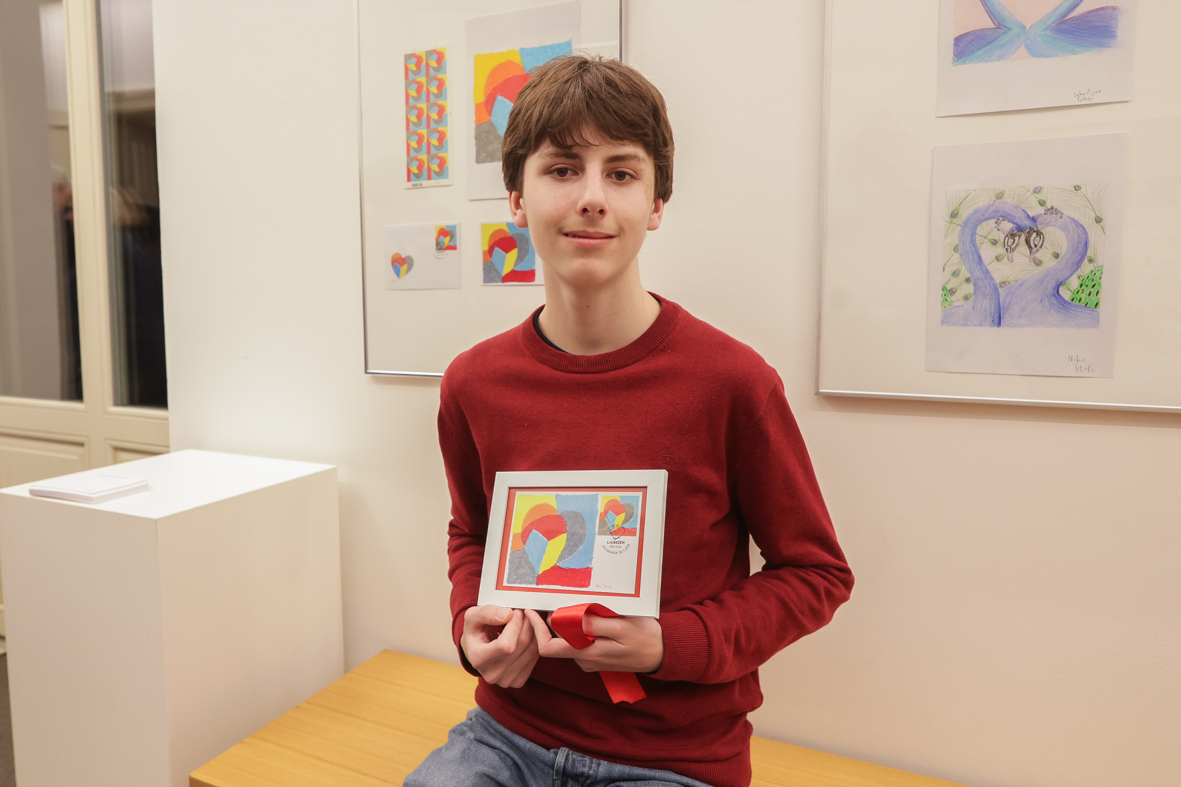 Niko Štefe drži v rokah motiv znamke