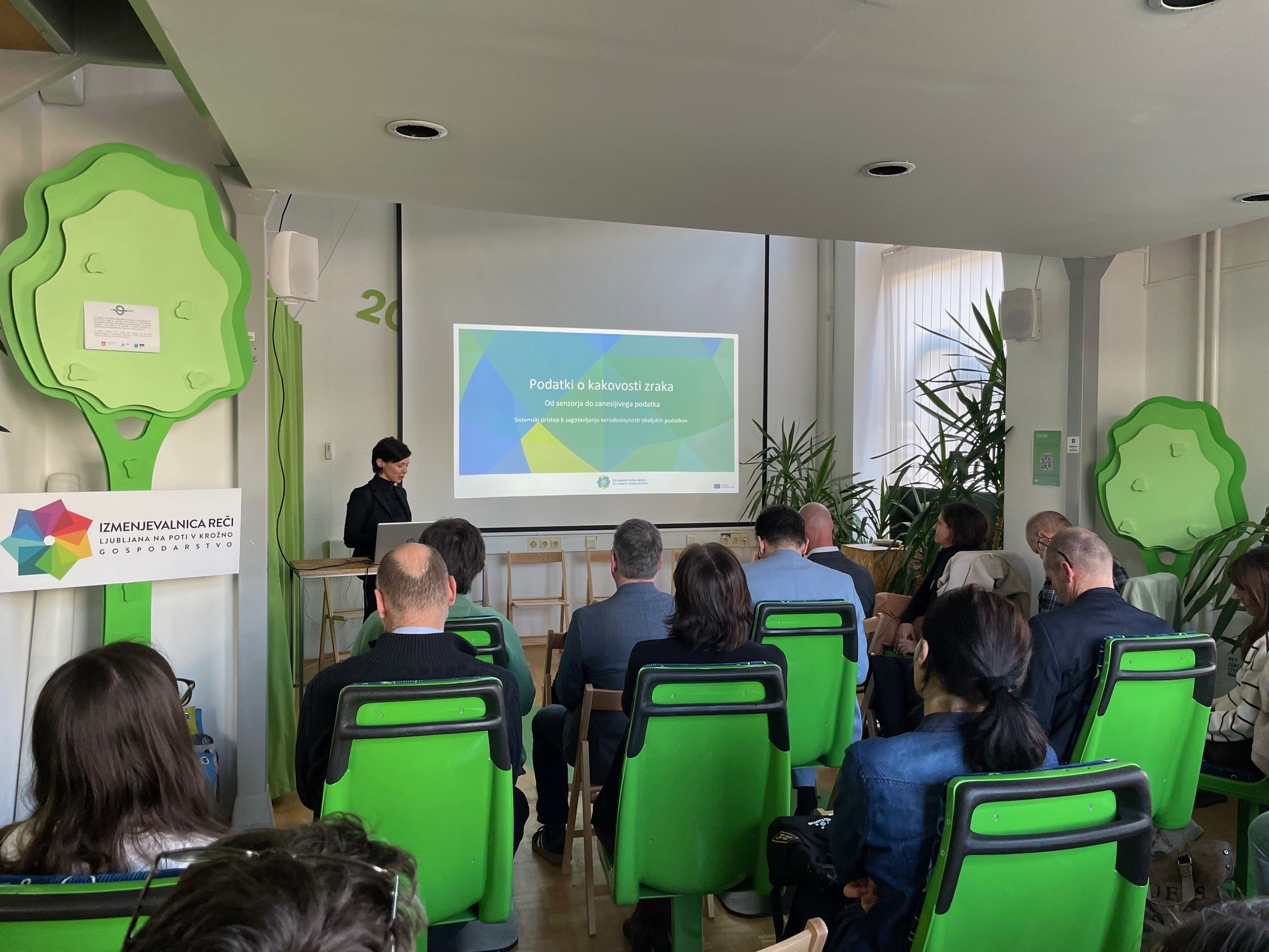 ženska govori, občinstvo posluša