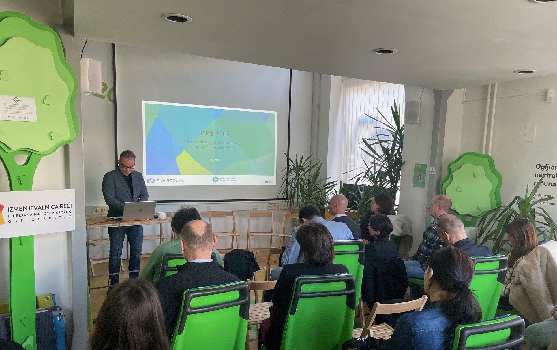 predavatelj pred projekcijo, občinstvo posluša