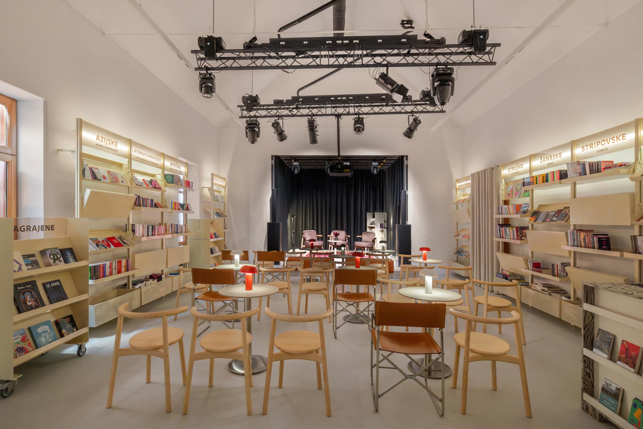 Notranjost nove knjigarne