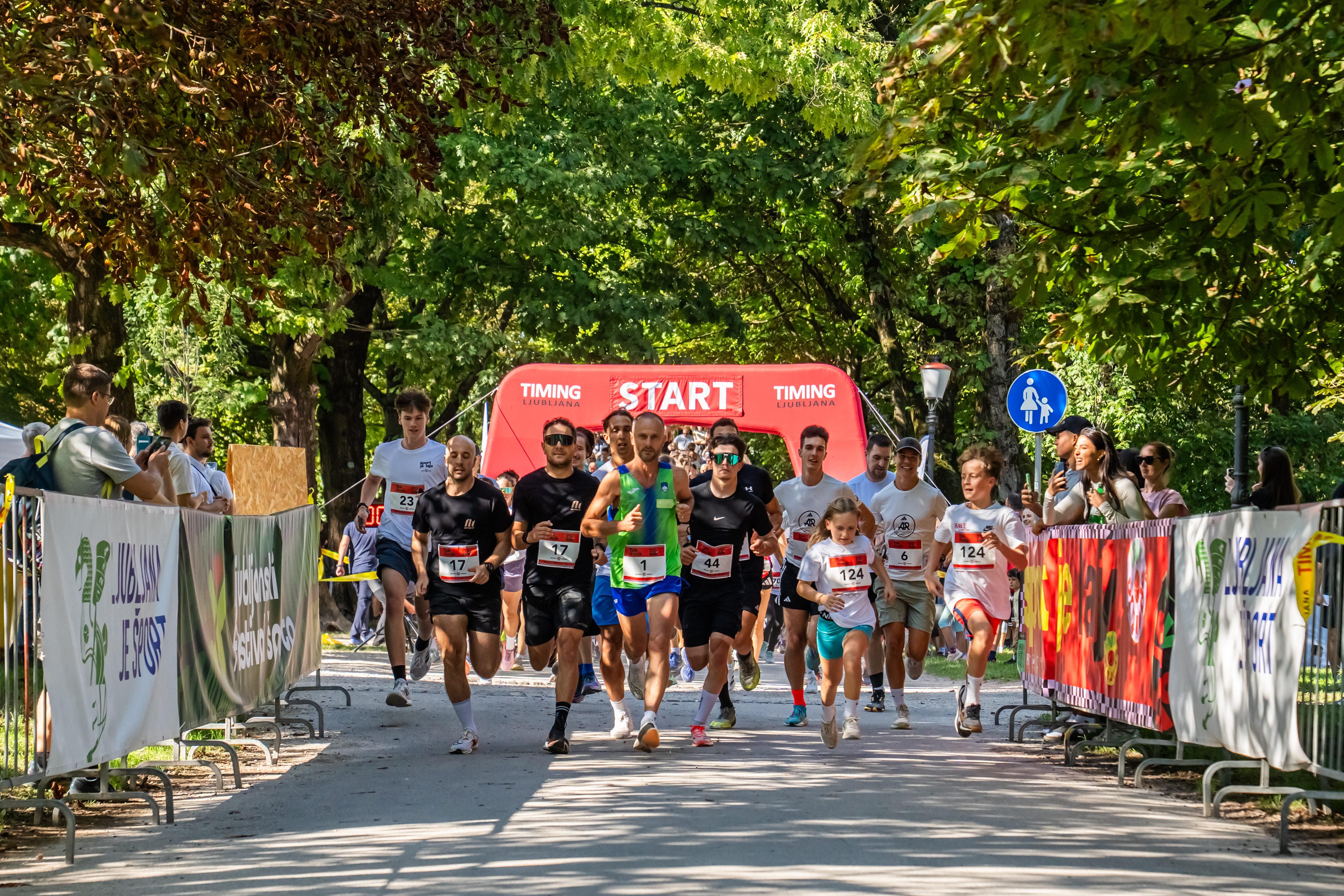 Različne dvojice vseh generacij tečejo Tek dvojk