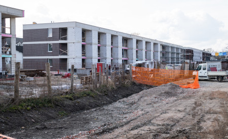 Gradbena dela na enem izmed stanovanjskih blokov na Rakovi jelši