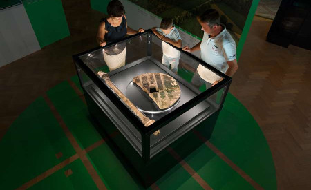 Najstarejše leseno kolo z osjo na svetu si lahko ogledate na razstavi Ljubljana. Zgodovina. Mesto. Foto: Andrej Peunik, MGML