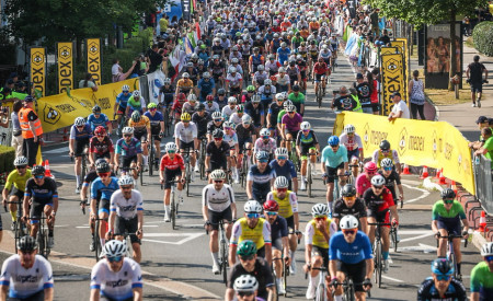 Kolesarji kolesarijo po cesti na Velikem maratonu Franja BTC City 