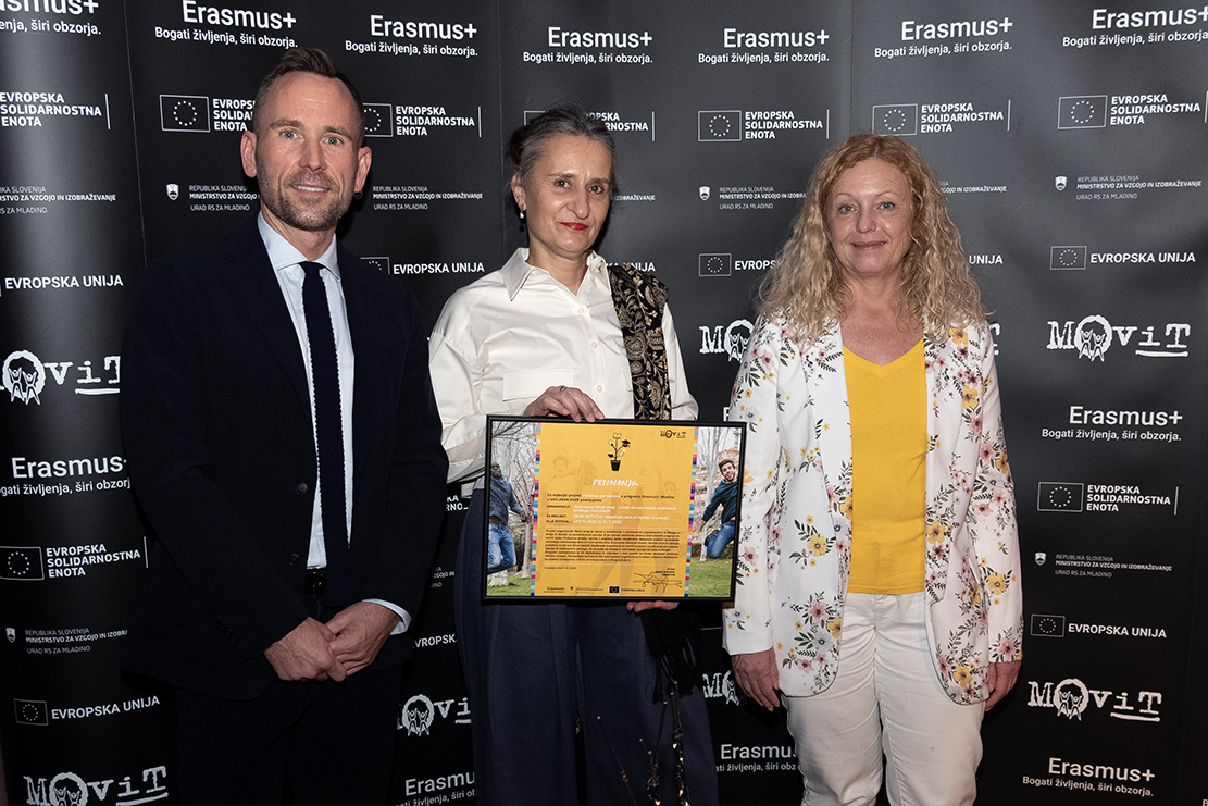 Ksenja Perko, direktorica Mladih zmajev, ob prejemu nacionalnega priznanja, foto: Laura Palka, MOVIT, JZ Mladi zmaji