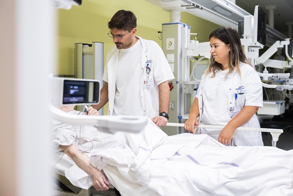 Zdravnika obravnavata pacienta na urgenci