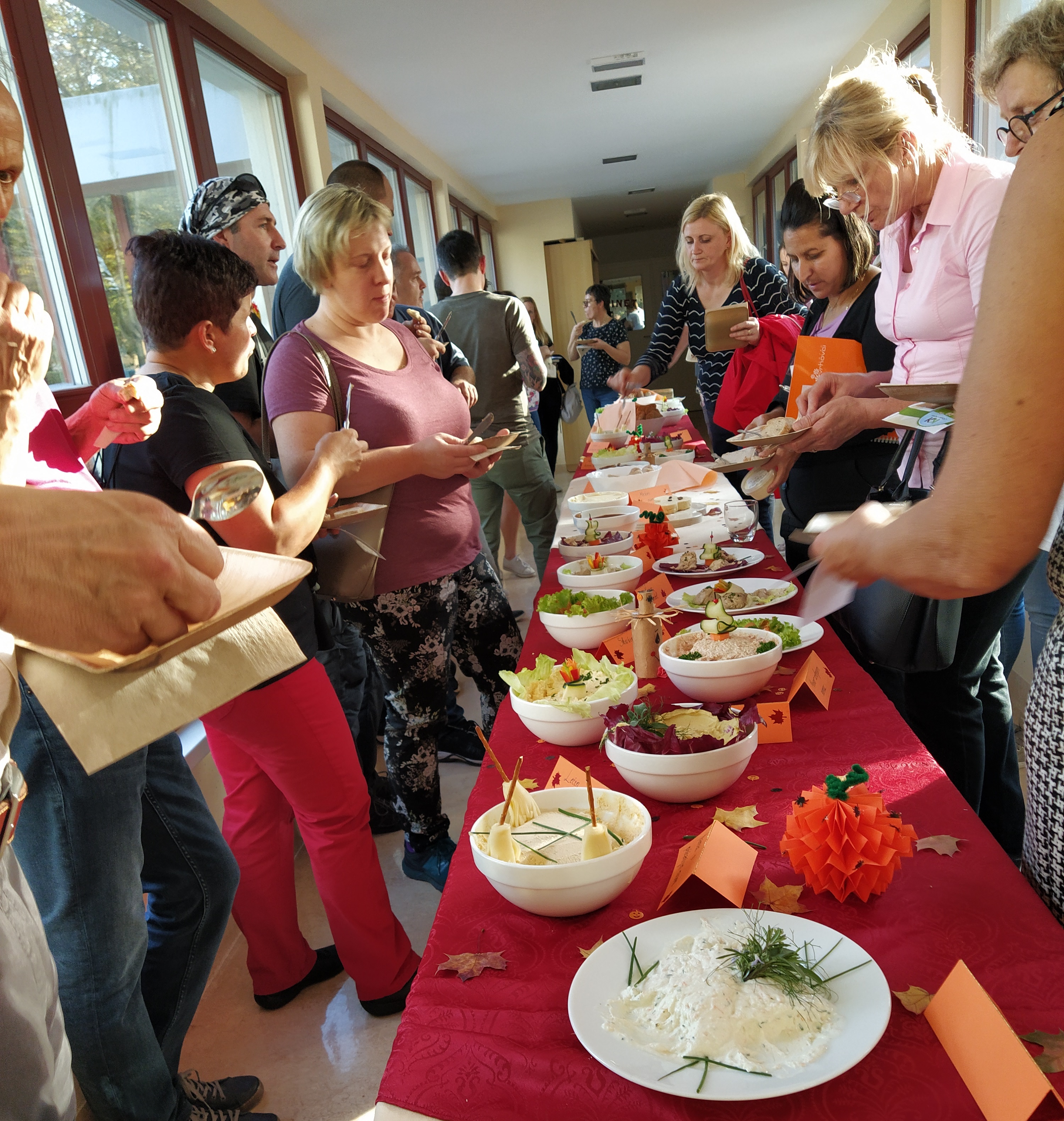 Ljudje ob mizi s hrano