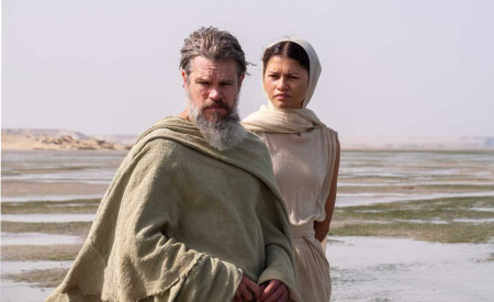 Prizor iz filma - Matt Damon in Zendaya na obali