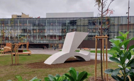 spomenik izbrisanim v obliki črke Ć, ki stoji pred Rogom