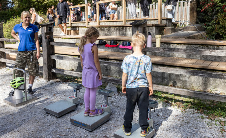 otroka na naletni tehtnici